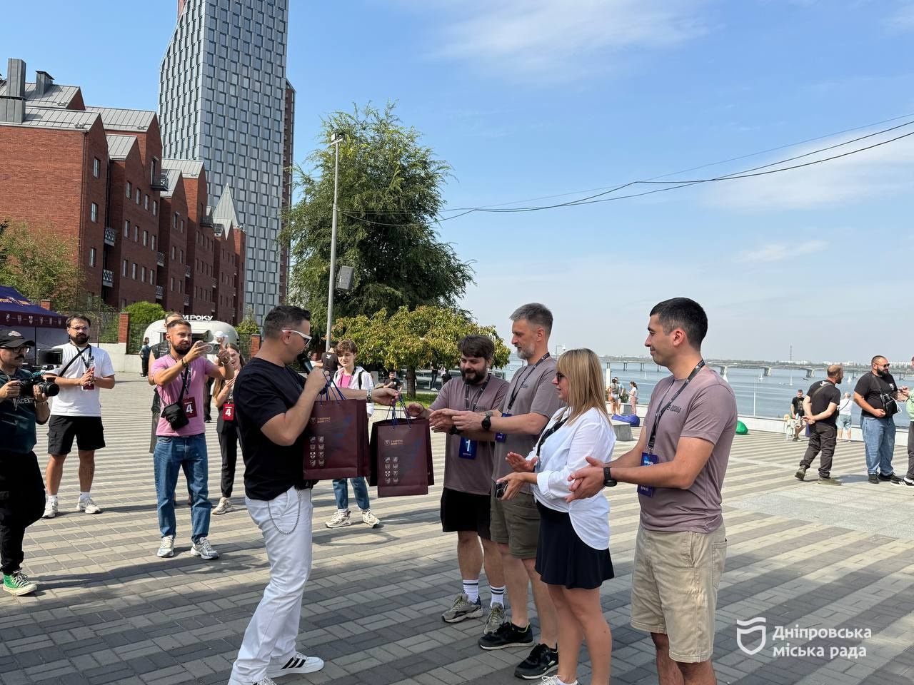 Найбільший маруновий берет для Шевченка та тисячі «Тарілок щастя»: як Дніпро відзначає День міста - 12.09.2026