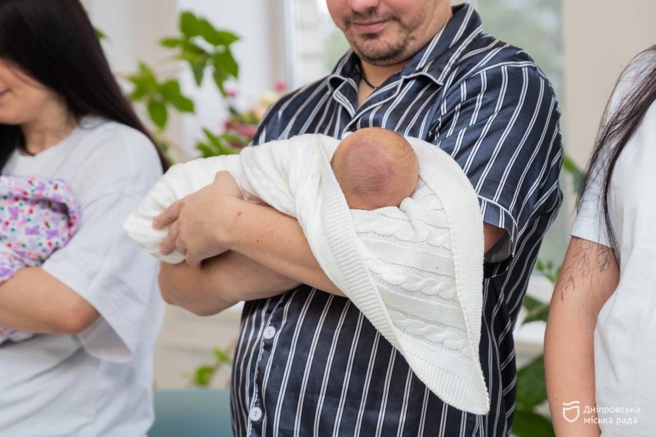 У День міста у Дніпрі народилося 12 дітей — родини отримають по 10 тисяч гривень на кожне немовля - 15.09.2026
