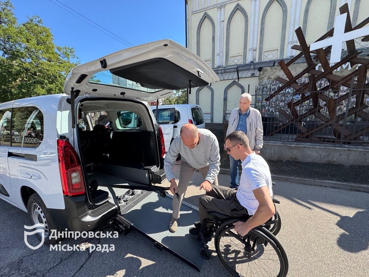 Більше можливостей для безбар’єрного пересування: у Дніпрі два нові авто «Соціального таксі» допомагатимуть ветеранам з інвалідністю - 18.09.2026