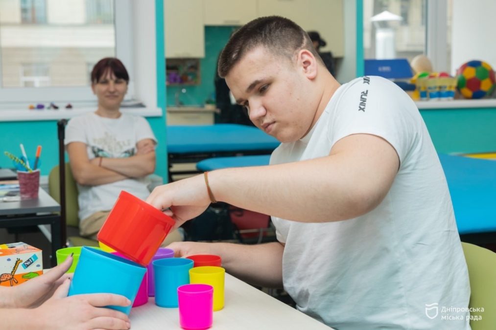 Після тяжкої ДТП Ярослав знову вчиться ходити: у дитячій міській лікарні Дніпра діти безкоштовно проходять комплексну реабілітацію - 24.09.2026
