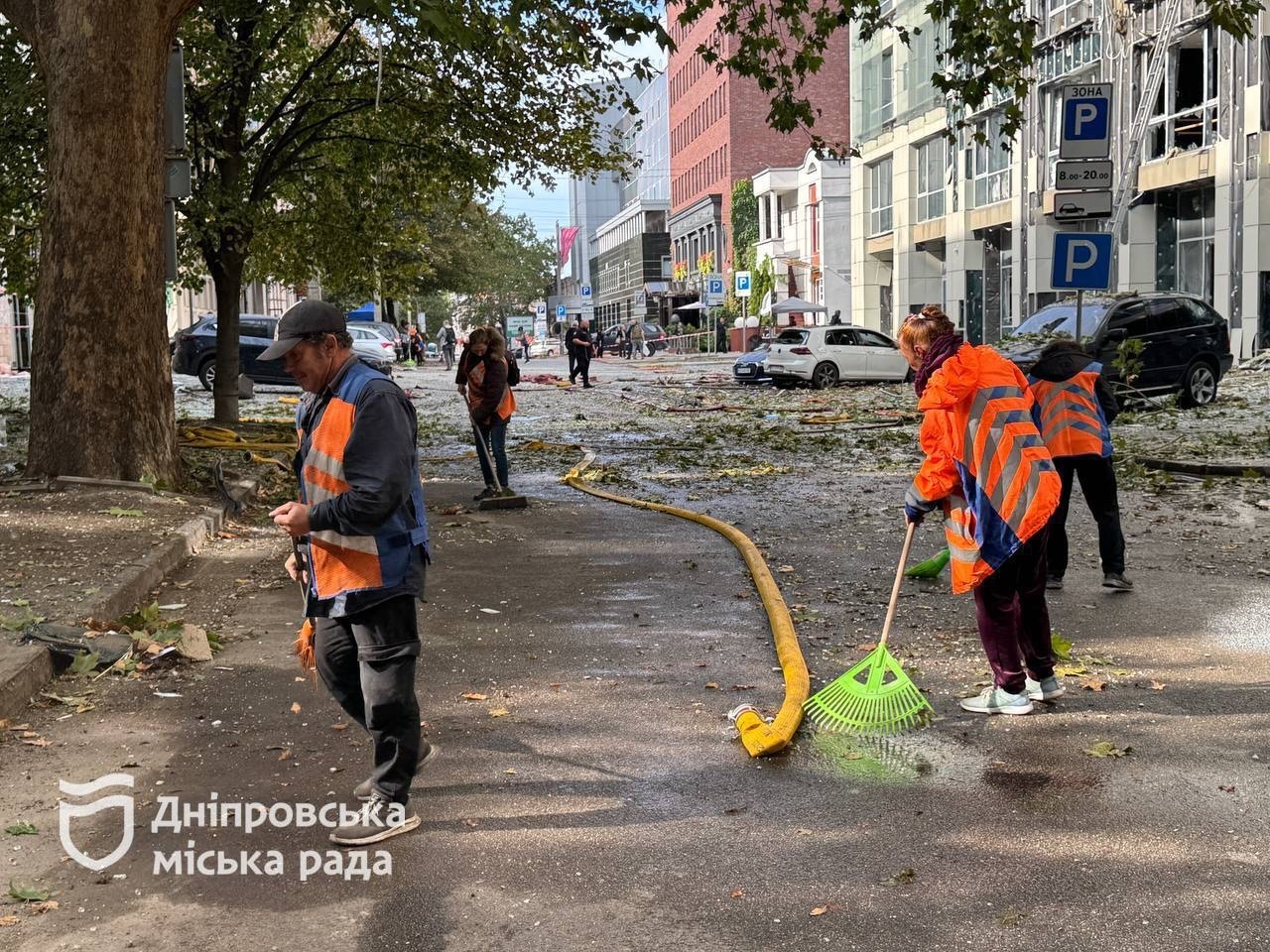 Ліквідація наслідків удару рф по середмістю Дніпра вранці 28.09.2026