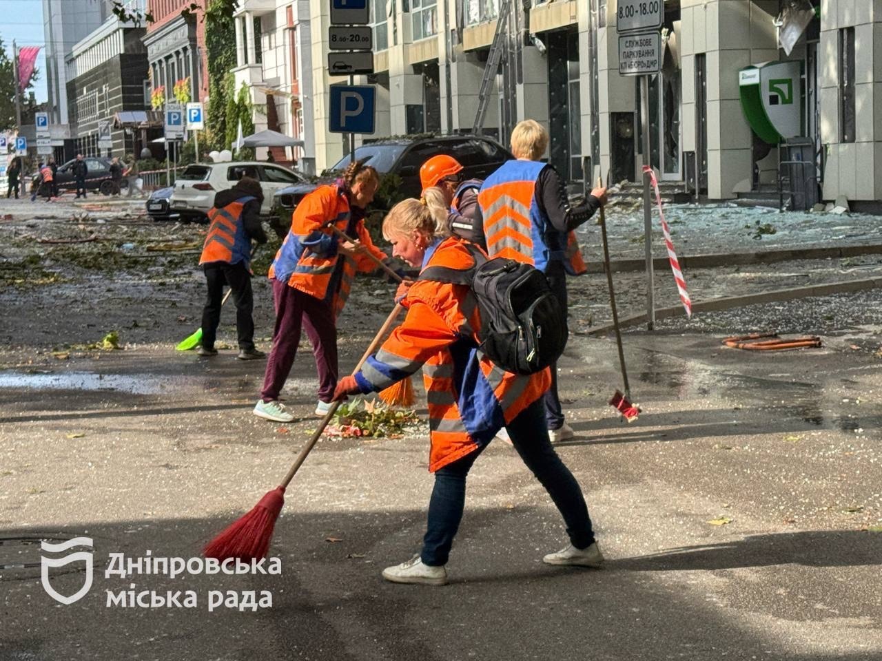 Ліквідація наслідків удару рф по середмістю Дніпра вранці 28.09.2026