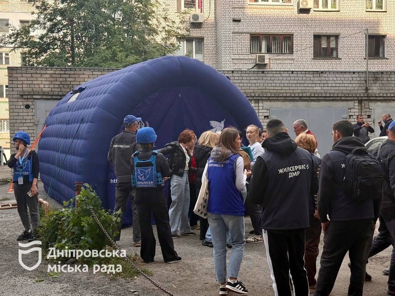 Ліквідація наслідків удару рф по середмістю Дніпра вранці 28.09.2026