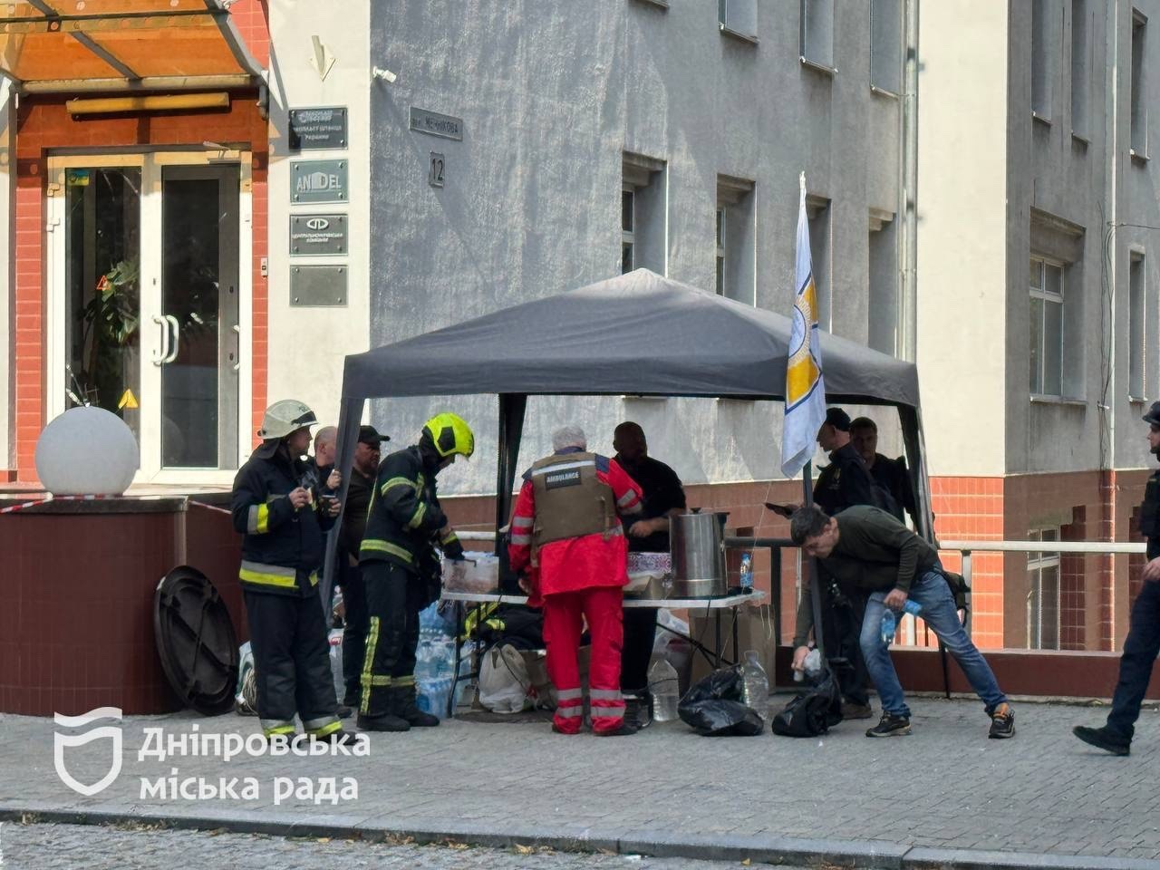 Ліквідація наслідків удару рф по середмістю Дніпра вранці 28.09.2026