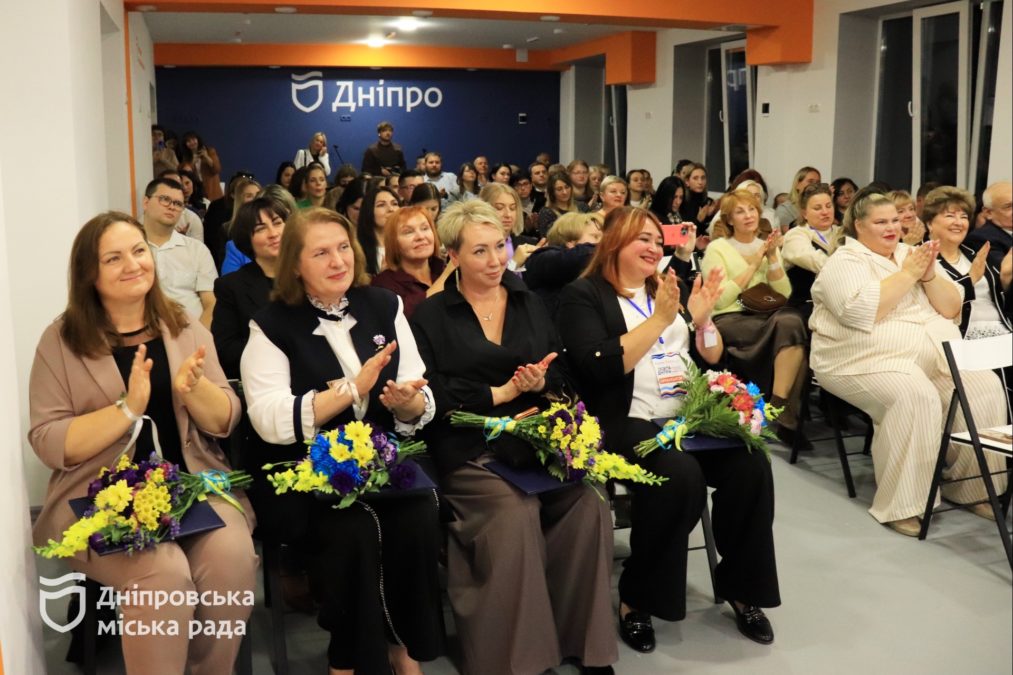 «Освіта Дніпра: Покликані творити майбутнє» об’єднала 450 педагогів: масштабне привітання до професійного свята провели одночасно на шести локаціях - 30.09.2026