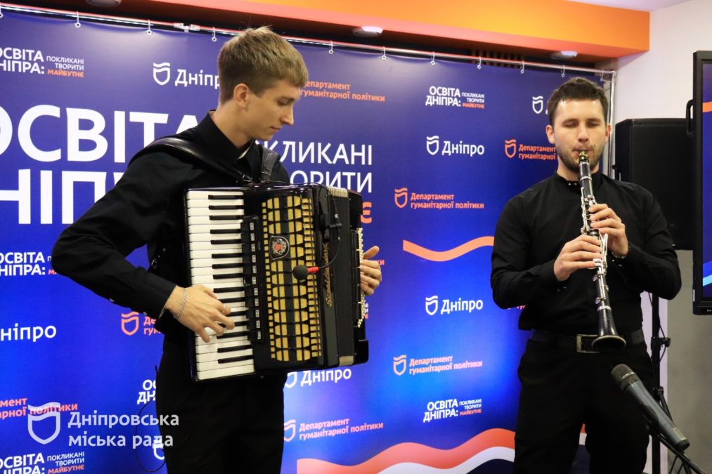 «Освіта Дніпра: Покликані творити майбутнє» об’єднала 450 педагогів: масштабне привітання до професійного свята провели одночасно на шести локаціях - 30.09.2026