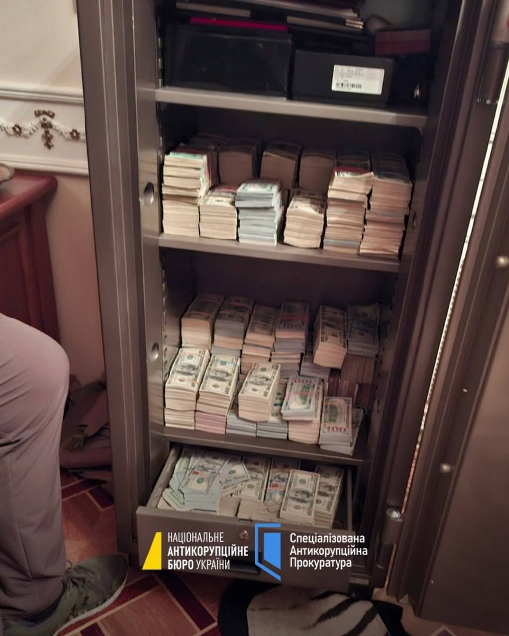 Схема «кришування» кол-центрів та відмивання майна на чолі з посадовцем Офісу Генпрокурора