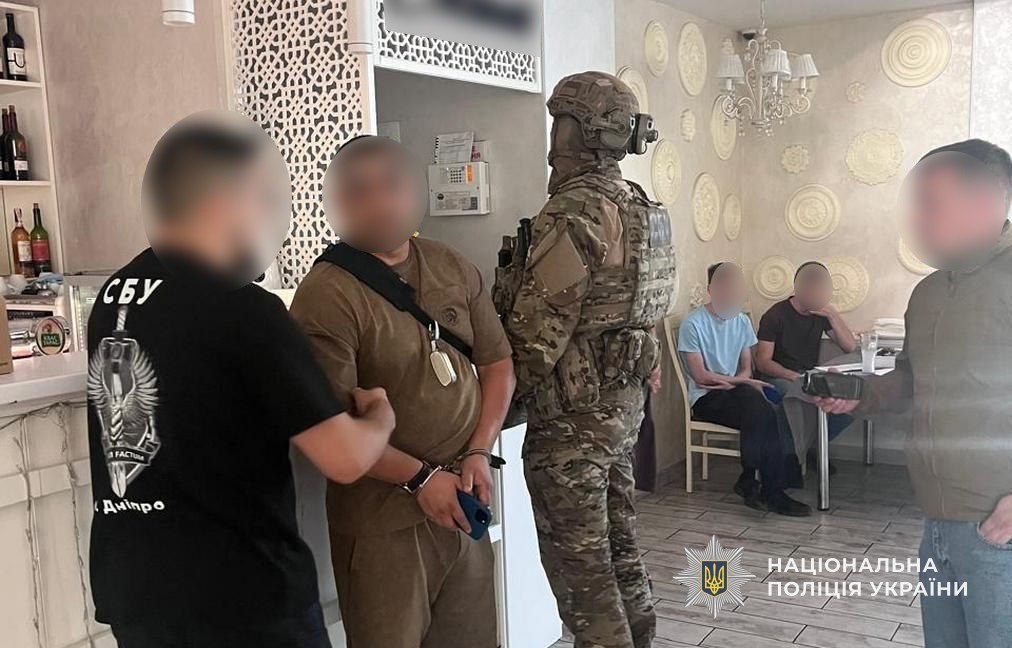 У Дніпрі затримали чоловіка за вимагання 2-х тисяч доларів неіснуючого боргу