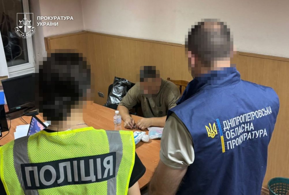 Погрожував підприємцю з Дніпра через неіснуючий борг: затримано злочинця