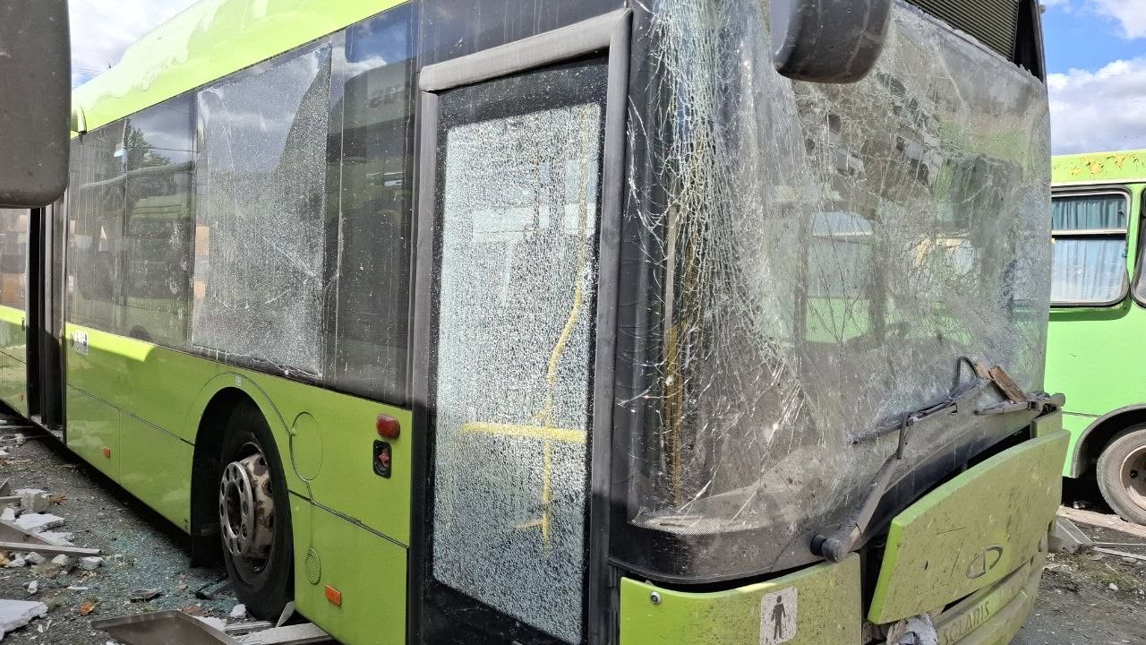 У Дніпрі російський удар зруйнував будівлю АТП та пошкодив 71 автобус - 08.09.2026