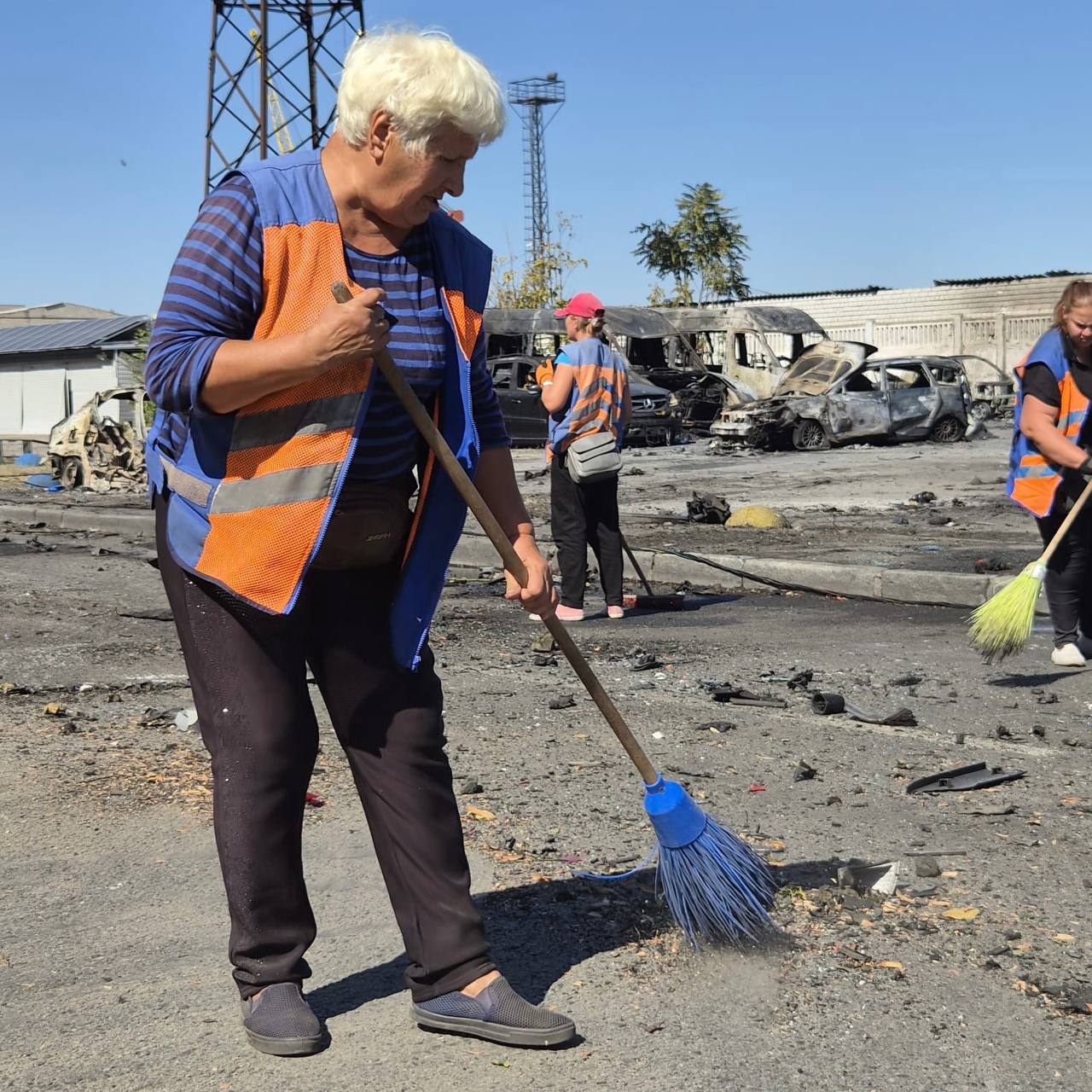 У Дніпрі після чергової атаки на «Олейну» продовжують працювати комунальні служби: рух транспорту планують відновити до вечора - 10.09.2026