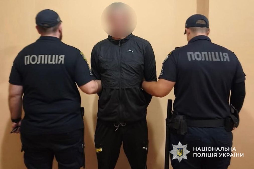 У Дніпрі поліція затримала двох чоловіків за розбійний напад на військовослужбовця ЗСУ - 10.09.2026