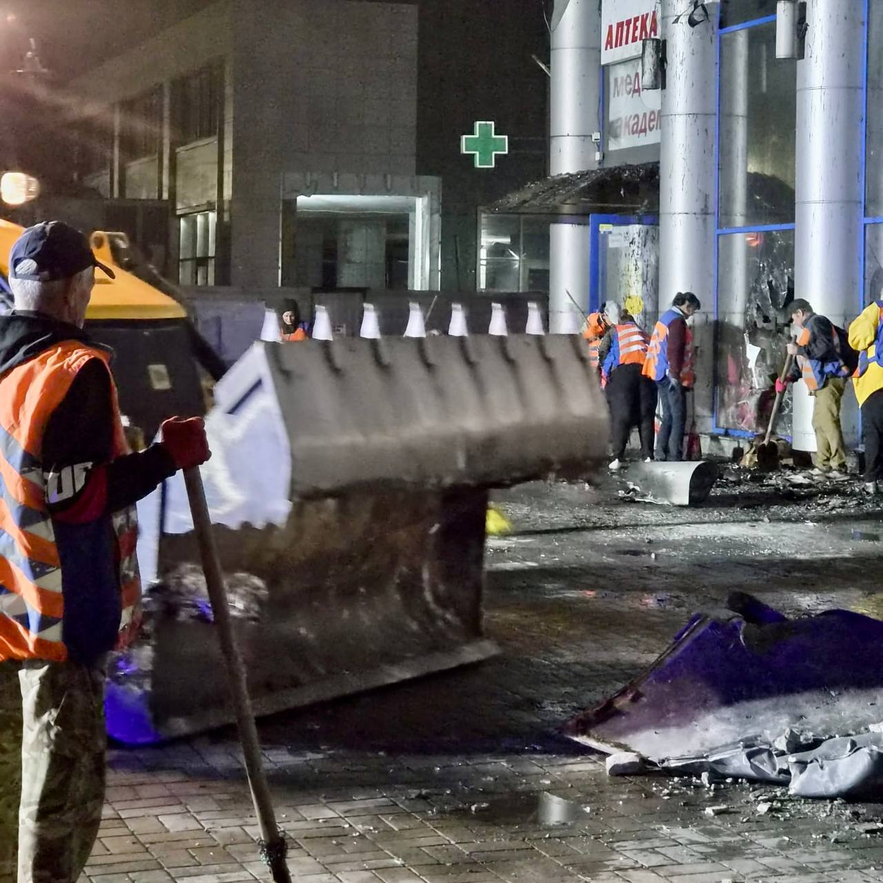 Понад 15 тонн уламків вивезли у Дніпрі після атаки на ТЦ – Борис Філатов - 20.09.2026