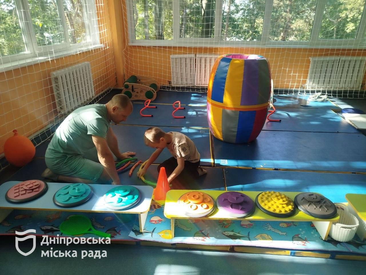 У Дніпрі допомагають дітям із порушеннями розвитку: від раннього втручання до соціальної реабілітації