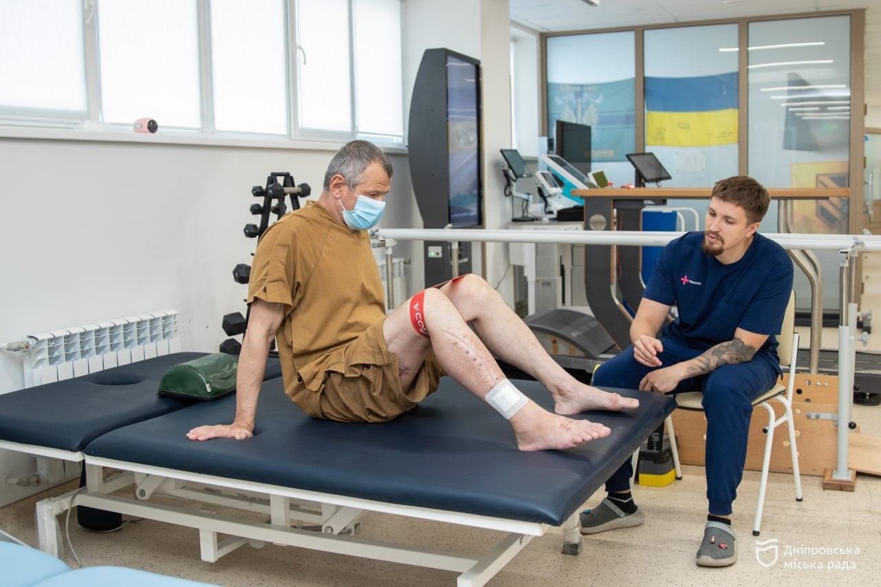 Після двох вибухів міг залишитися без ноги історія 54 річного захисника із Дніпра