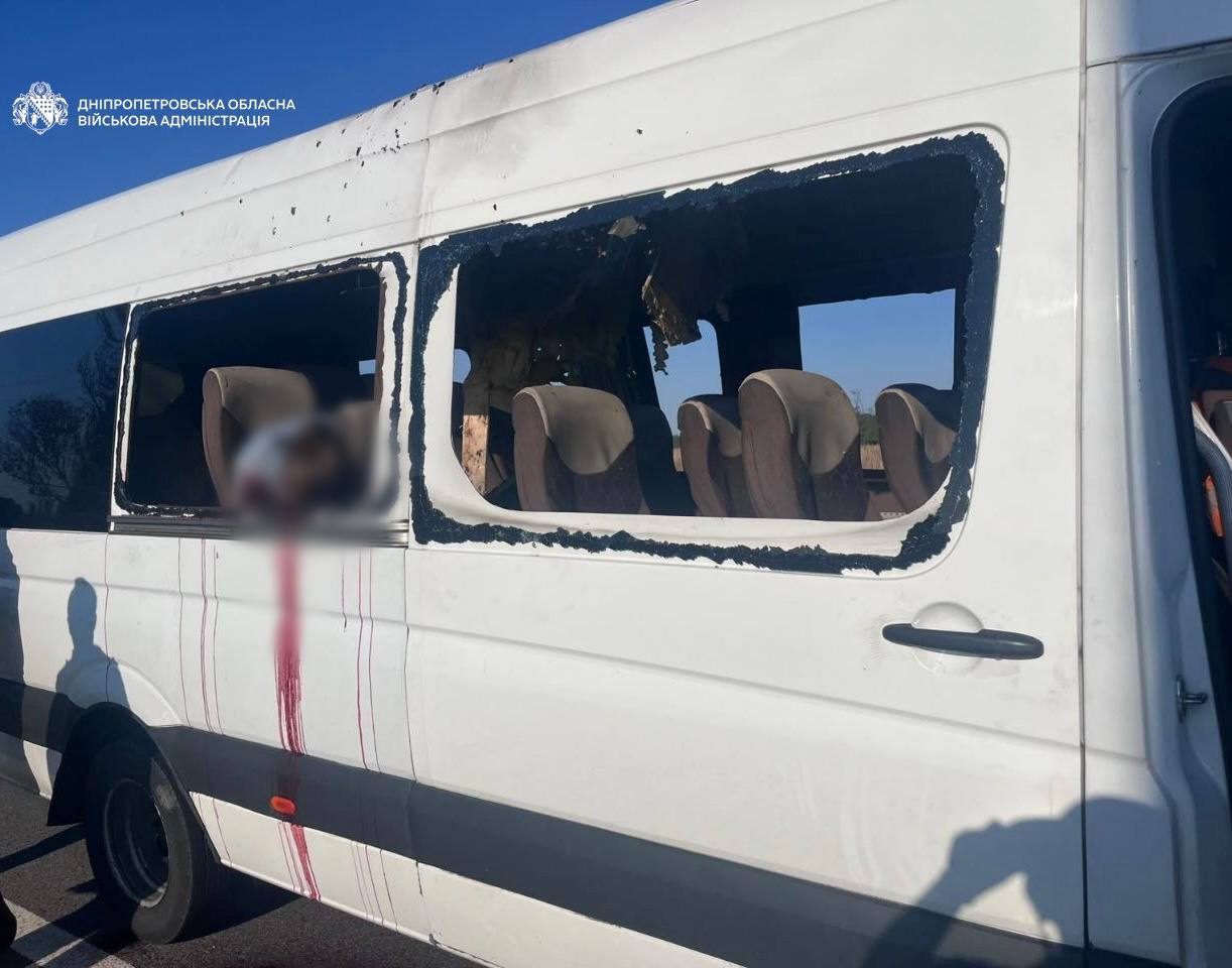 5 загиблих, 7 поранених: росіяни вдарили по рейсовому автобусу на Нікопольщині