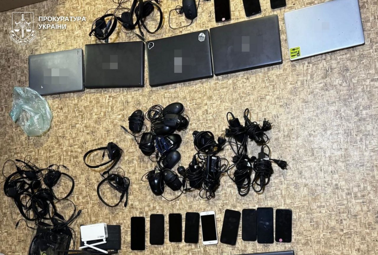 У Дніпрі викрили шахрайські call центри вилучили понад 300 одиниць техніки та 600 тисяч гривень