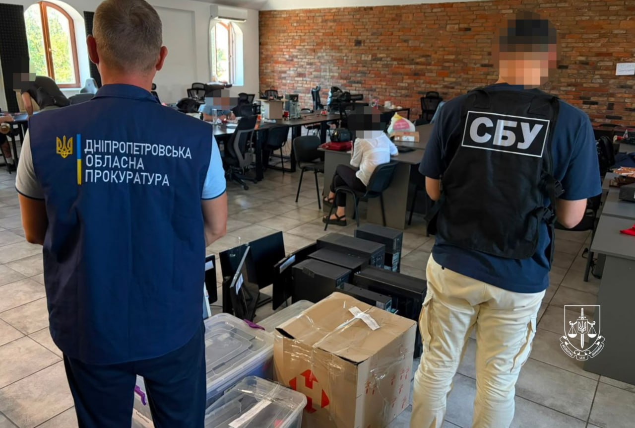 У Дніпрі викрили шахрайські call центри вилучили понад 300 одиниць техніки та 600 тисяч гривень