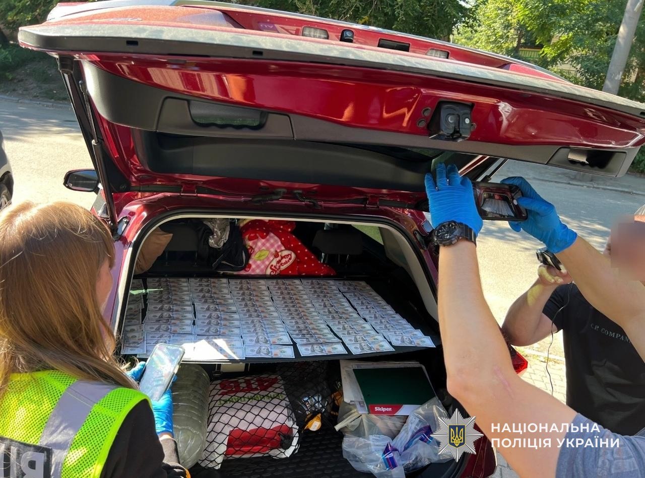 Бронювання для виїзду за кордон: у Дніпрі затримано чоловіка, який за $8,5 тис. обіцяв фіктивне працевлаштування