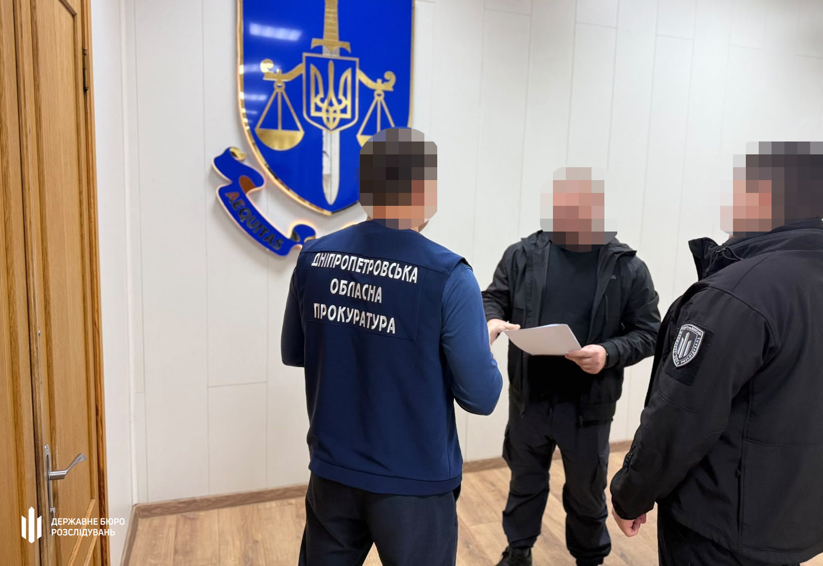 У Кам’янському поліцейський наїхав службовим авто на чоловіка під час перевірки документів