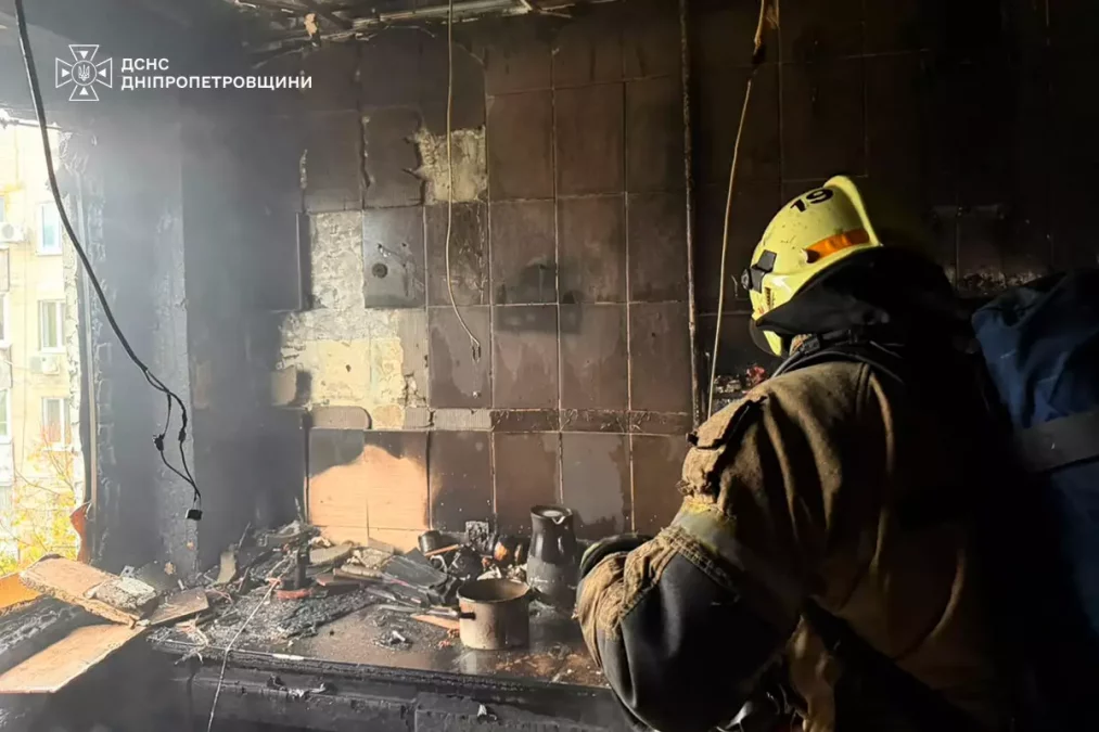 Пожежа в багатоповерхівці Дніпра: з квартири на восьмому поверсі врятували жінку - 31.10.2026