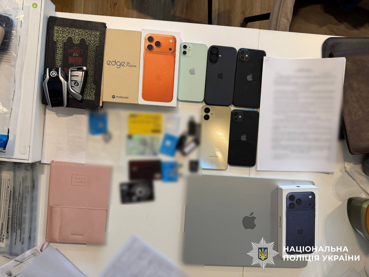 У Дніпрі викрили мережу шахрайських call-центрів: вилучили гроші, зброю та автомобілі - 01.10.2026