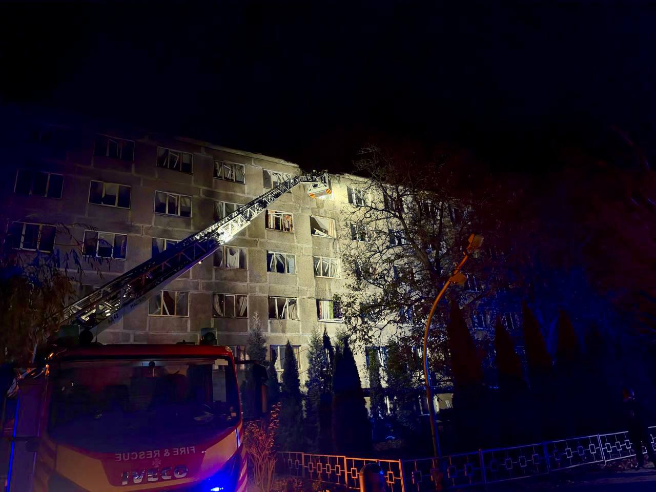 «У будівлі гуртожитка 17-го профтехучилища, що страждає від російських атак уже вдруге, вибито понад пів сотні вікон», — Філатов про наслідки ворожого удару по Дніпру - 29.10.2026
