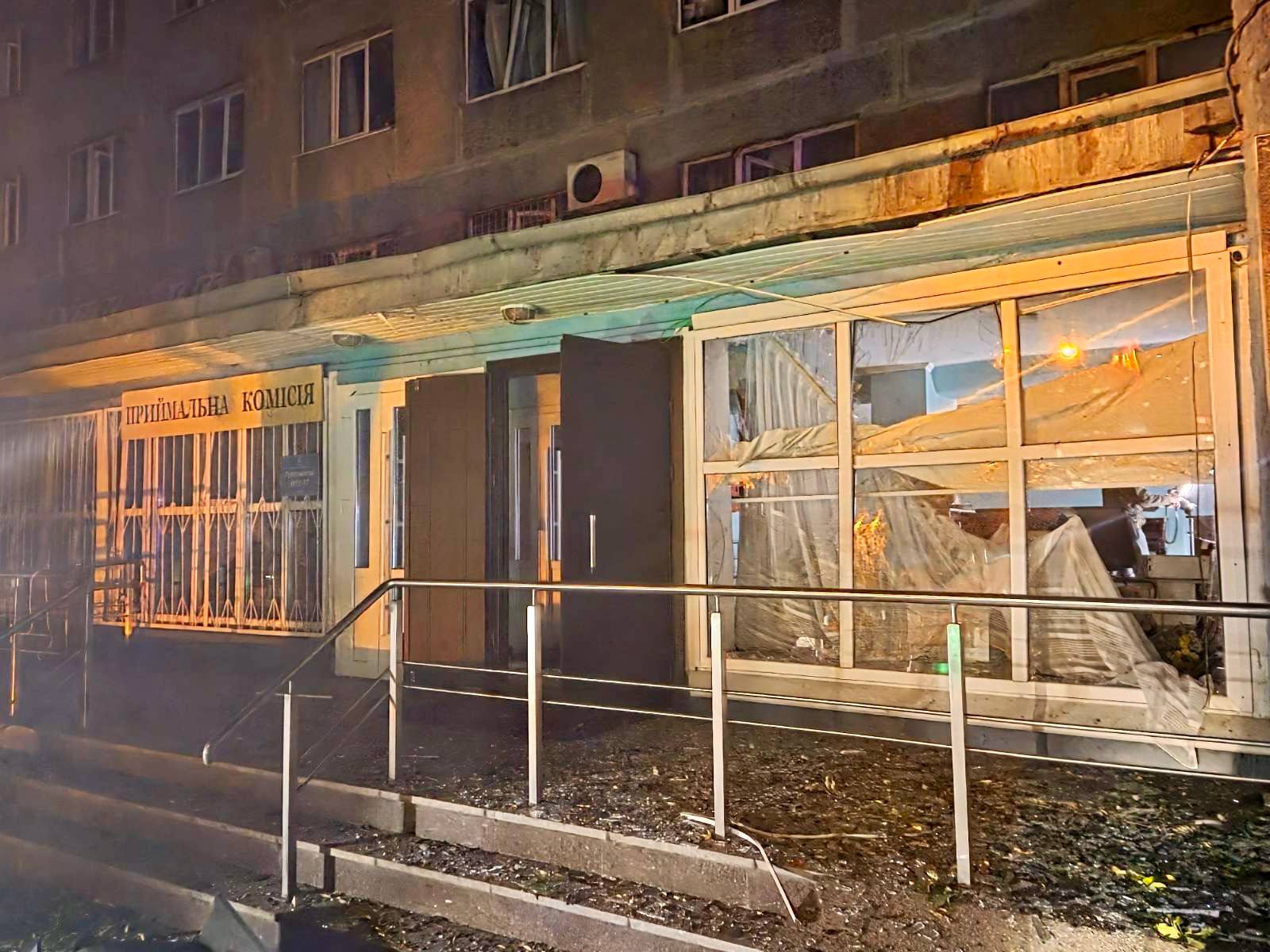 «У будівлі гуртожитка 17-го профтехучилища, що страждає від російських атак уже вдруге, вибито понад пів сотні вікон», — Філатов про наслідки ворожого удару по Дніпру - 29.10.2026
