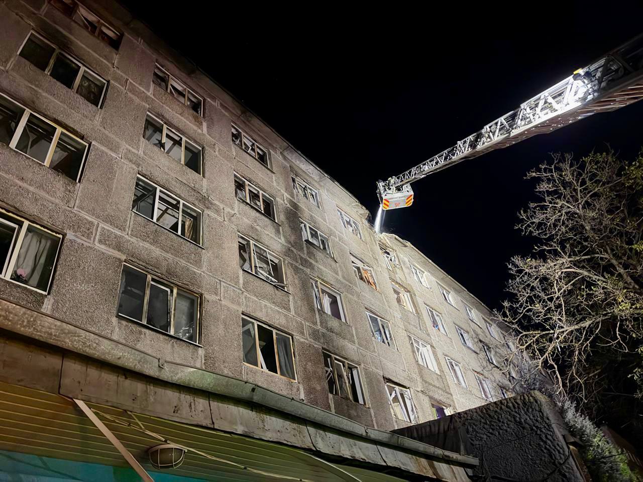 «У будівлі гуртожитка 17-го профтехучилища, що страждає від російських атак уже вдруге, вибито понад пів сотні вікон», — Філатов про наслідки ворожого удару по Дніпру - 29.10.2026