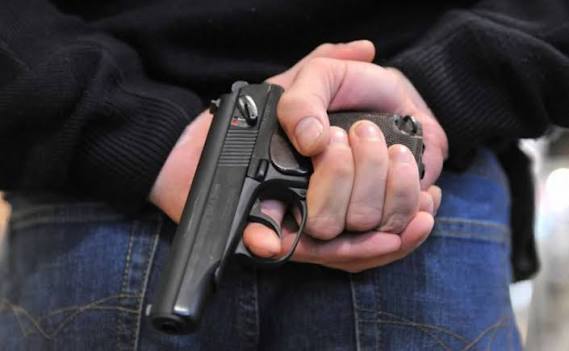 У Львові двоє мешканців Дніпропетровщини побили перехожого та погрожували пістолетом - 05.10.2026 