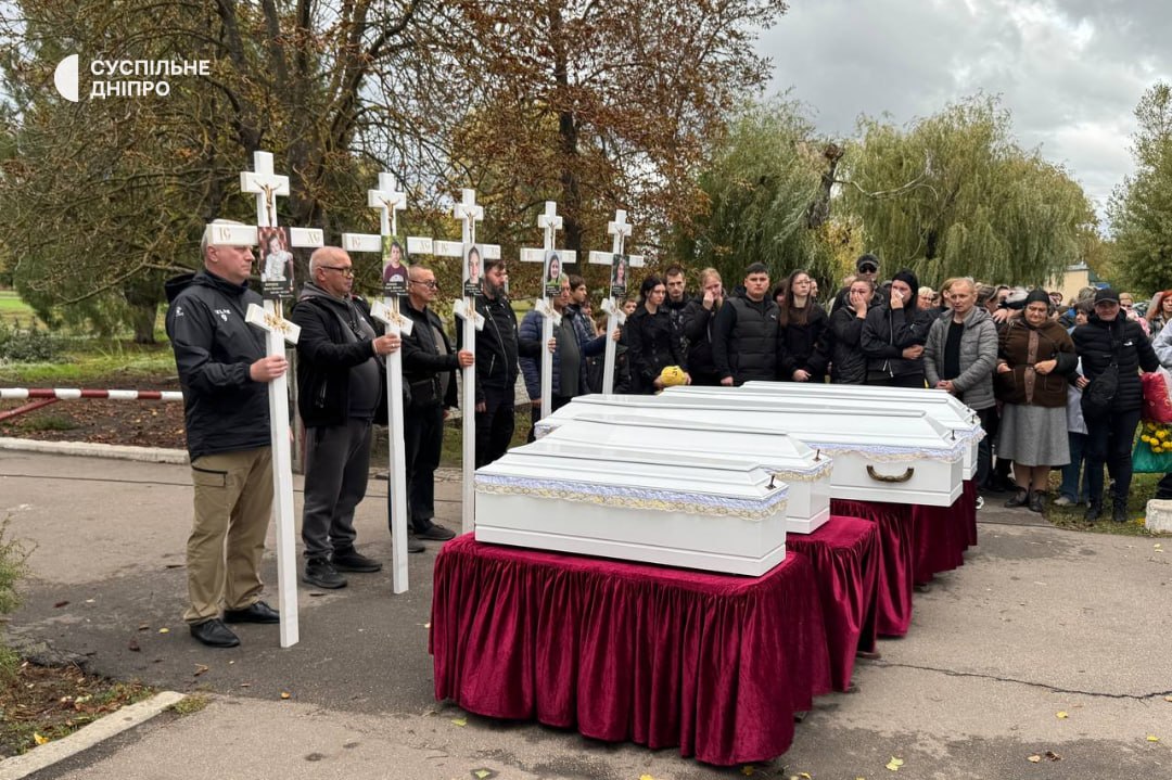 У Радушному на Криворіжжі поховали ще п’ятьох дітей багатодітної родини Воронових, будинок якої вщент рознесла ракета