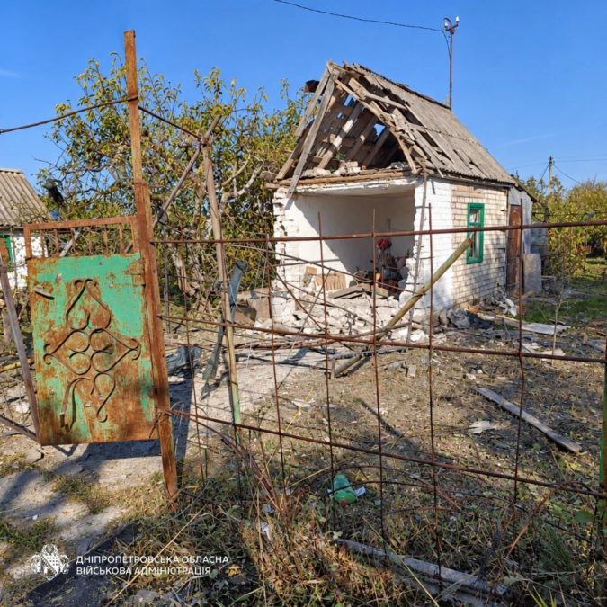Протягом дня, 25 жовтня, російські війська понад 40 разів атакували три райони Дніпропетровщини. Поранено одну людину