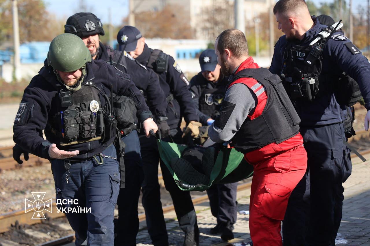 Кадри з місця атаки рф по залізничному вокзалі у Дніпрі