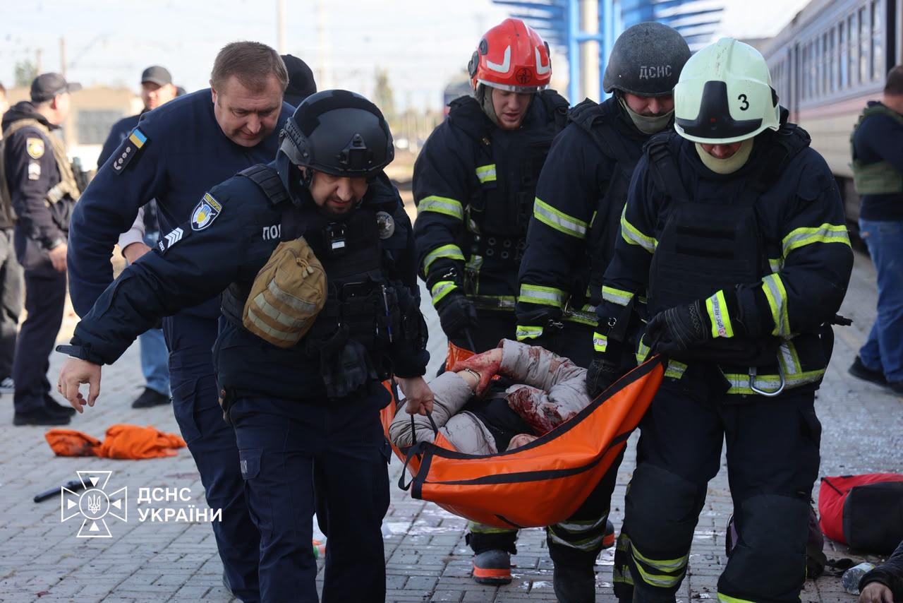 Кадри з місця атаки рф по залізничному вокзалі у Дніпрі