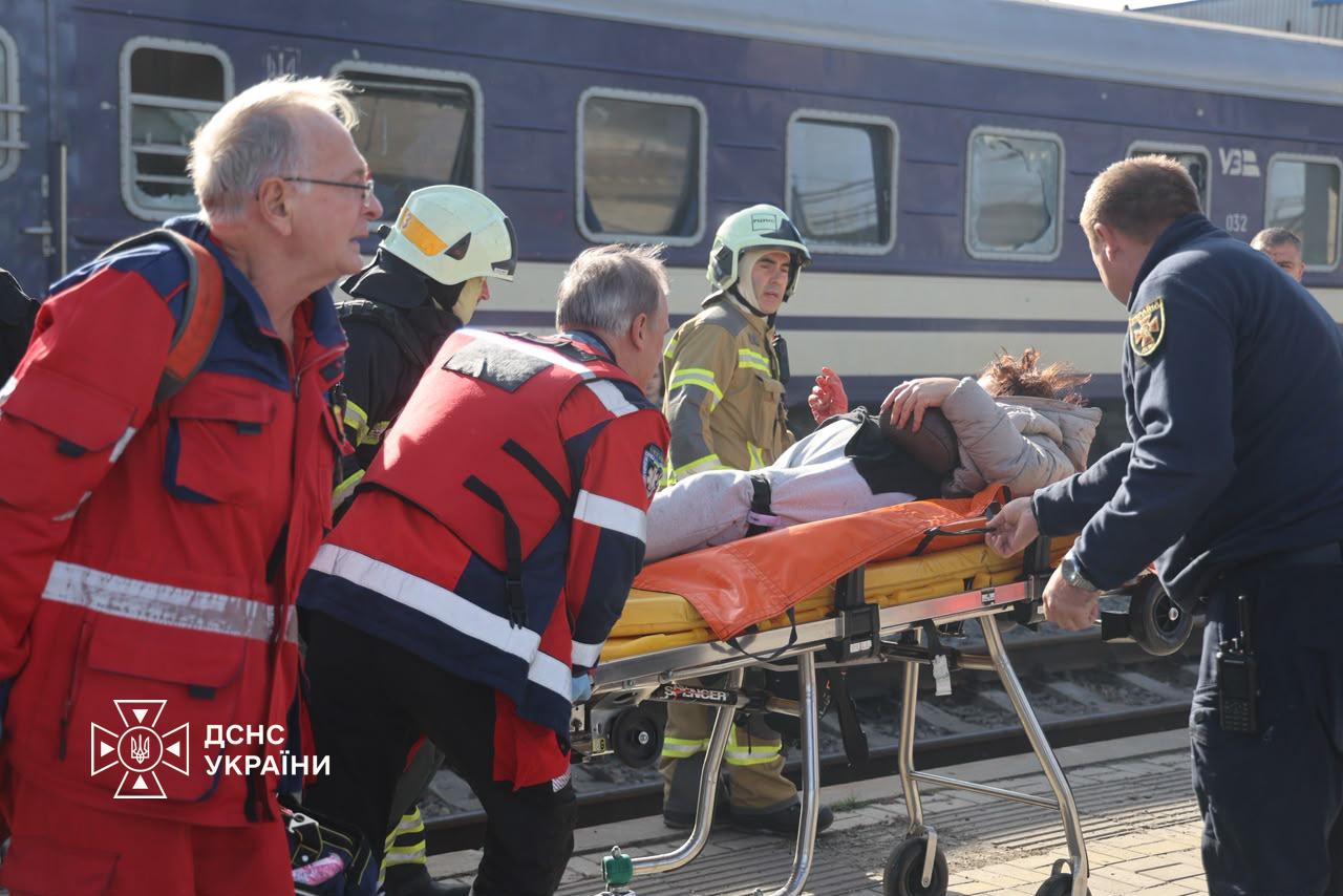 Кадри з місця атаки рф по залізничному вокзалі у Дніпрі
