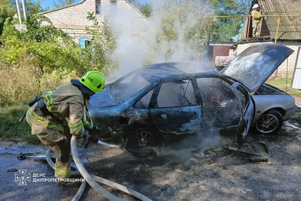 На Дніпропетровщині загорілися автомобіль та господарська споруда