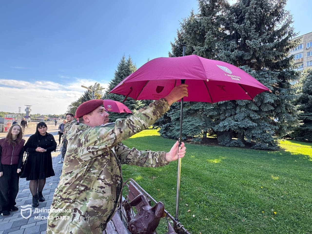 Захист, який поруч: у Дніпрі на «Родинній лавці» відкрили марунові парасольки 7-го корпусу Десантно-штурмових військ - 01.10.2026