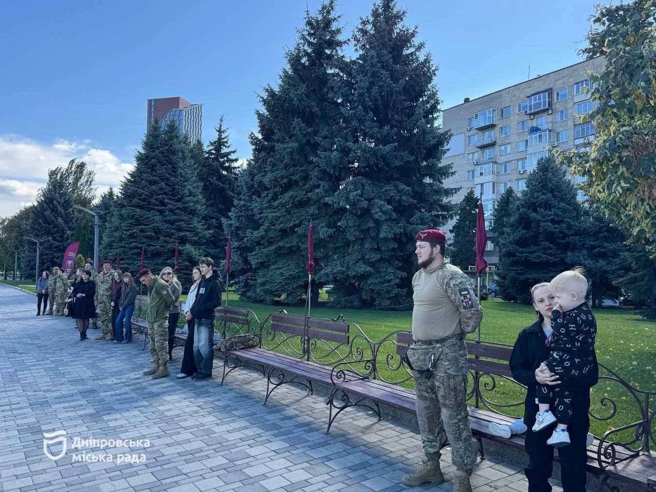 Захист, який поруч: у Дніпрі на «Родинній лавці» відкрили марунові парасольки 7-го корпусу Десантно-штурмових військ - 01.10.2026