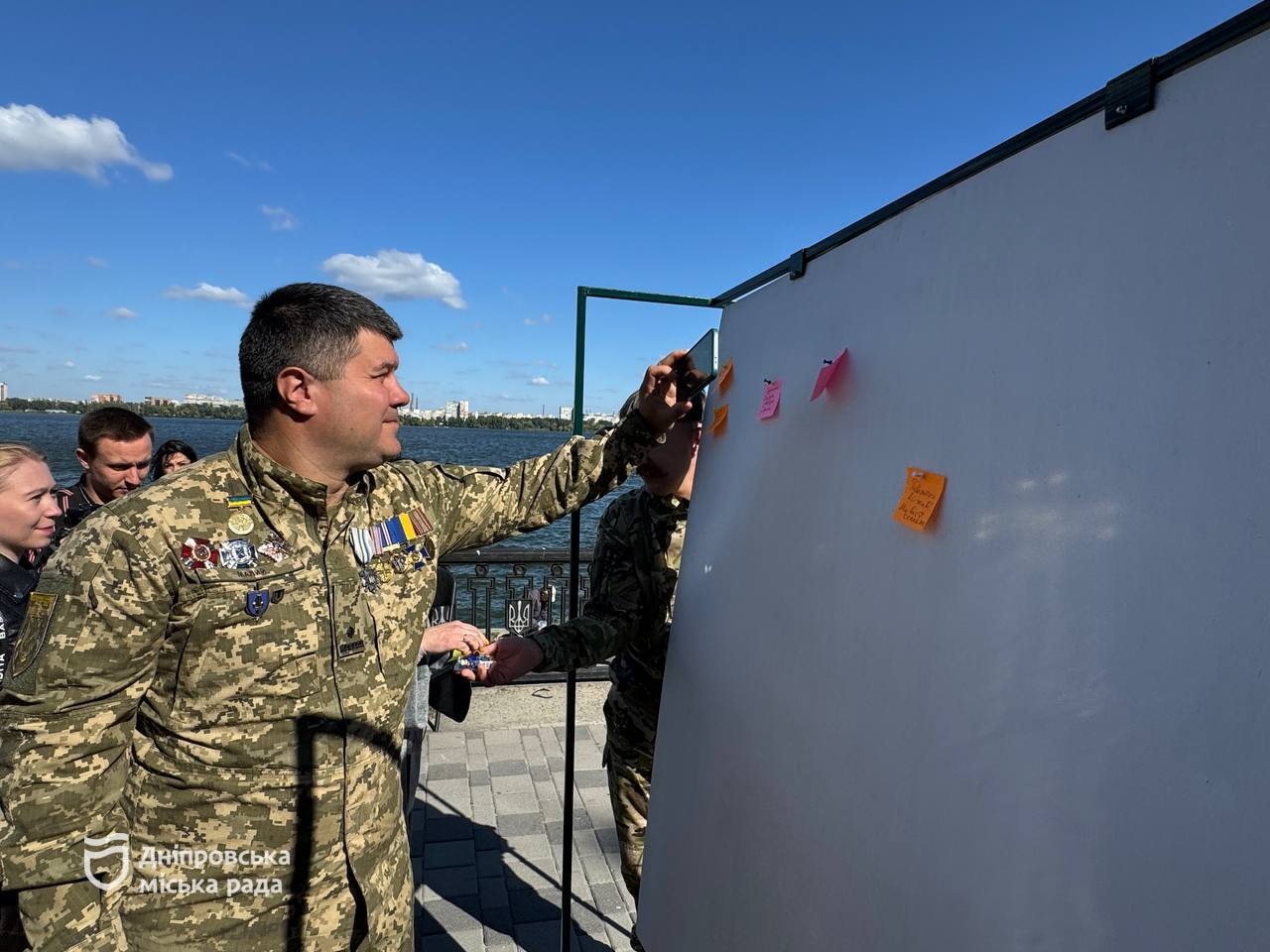 Захист, який поруч: у Дніпрі на «Родинній лавці» відкрили марунові парасольки 7-го корпусу Десантно-штурмових військ - 01.10.2026