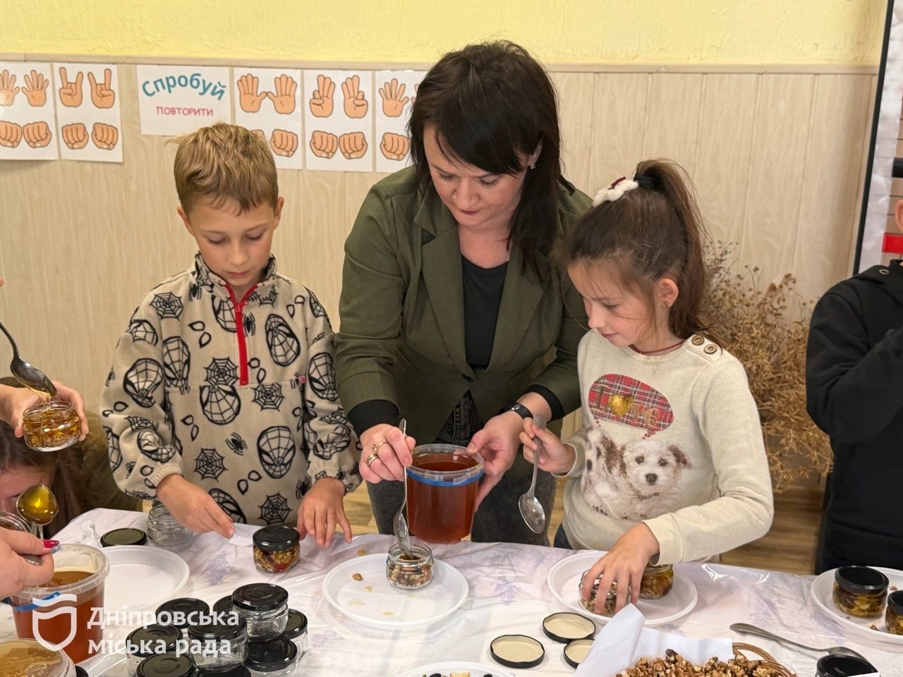 «Бажаю нашим військовим миру і щоб вони якнайшвидше повернулися додому». До Дня захисників і захисниць України у Дніпрі діти привітали наших оборонців та зробили для них смаколики - 01.10.2026