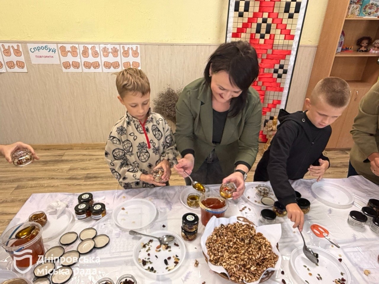 «Бажаю нашим військовим миру і щоб вони якнайшвидше повернулися додому». До Дня захисників і захисниць України у Дніпрі діти привітали наших оборонців та зробили для них смаколики - 01.10.2026