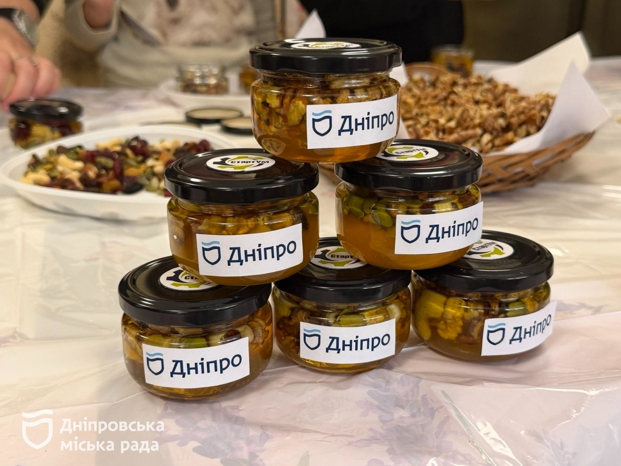 «Бажаю нашим військовим миру і щоб вони якнайшвидше повернулися додому». До Дня захисників і захисниць України у Дніпрі діти привітали наших оборонців та зробили для них смаколики - 01.10.2026