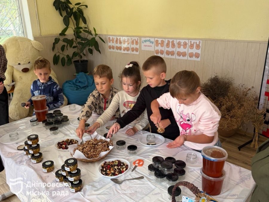 «Бажаю нашим військовим миру і щоб вони якнайшвидше повернулися додому». До Дня захисників і захисниць України у Дніпрі діти привітали наших оборонців та зробили для них смаколики - 01.10.2026