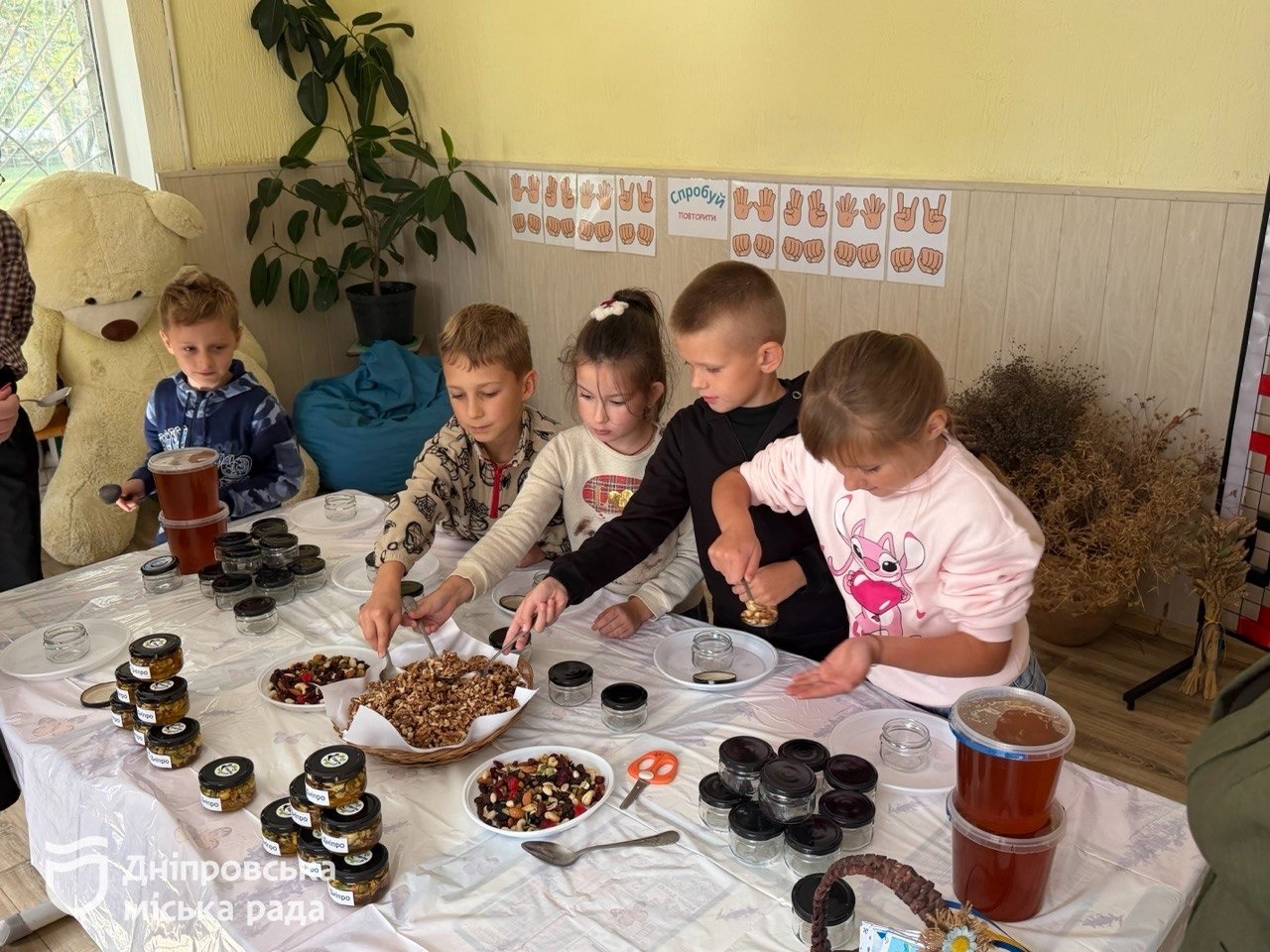 «Бажаю нашим військовим миру і щоб вони якнайшвидше повернулися додому». До Дня захисників і захисниць України у Дніпрі діти привітали наших оборонців та зробили для них смаколики - 01.10.2026