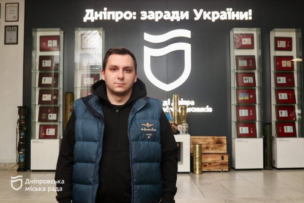 До Дня захисників і захисниць України мерія Дніпра традиційно долучилася до патріотичної акції, підсвітивши на головній адміністративній будівлі тематичний напис - 01.10.2026 До Дня захисників і захисниць України мерія Дніпра традиційно долучилася до патріотичної акції, підсвітивши на головній адміністративній будівлі тематичний напис - 01.10.2026