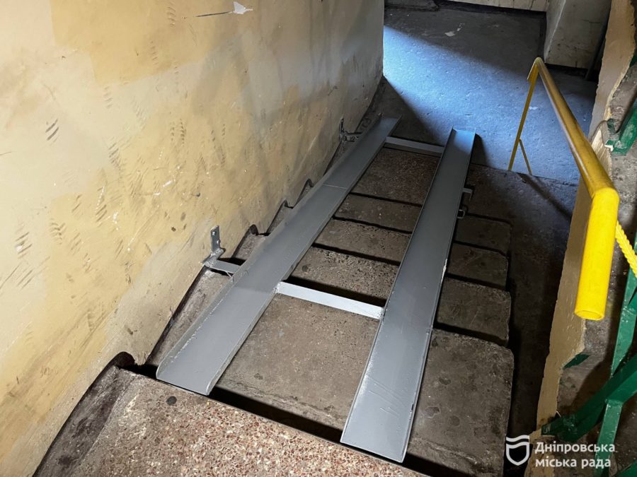 Поручні, пандуси та допоміжні конструкції: у Дніпрі продовжують облаштовувати безбар’єрний доступ до будинків - 02.10.2026