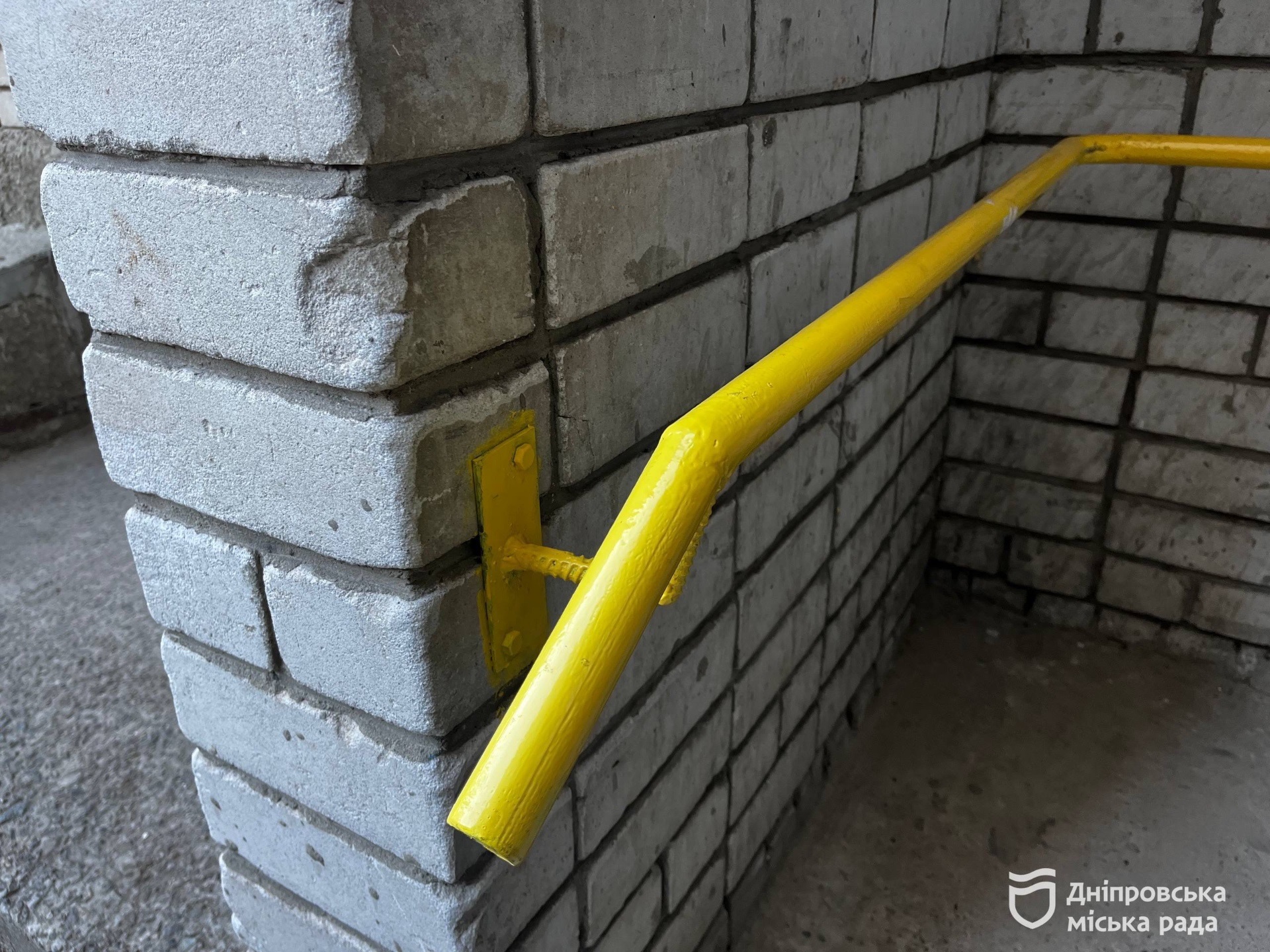 Поручні, пандуси та допоміжні конструкції: у Дніпрі продовжують облаштовувати безбар’єрний доступ до будинків - 02.10.2026