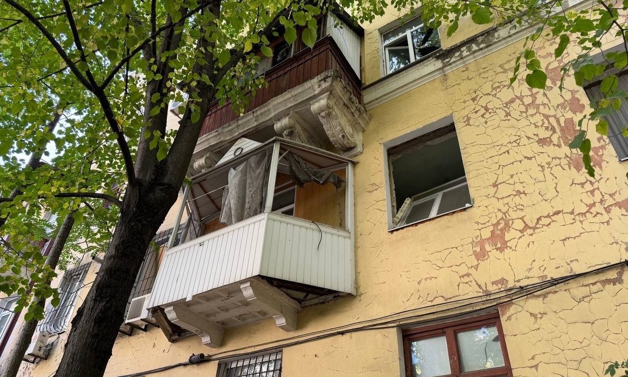 У Дніпрі через масовану атаку рф уночі проти 7 жовтня пошкоджено 16 багатоповерхівок та вибито понад 500 вікон: куди звертатися постраждалим