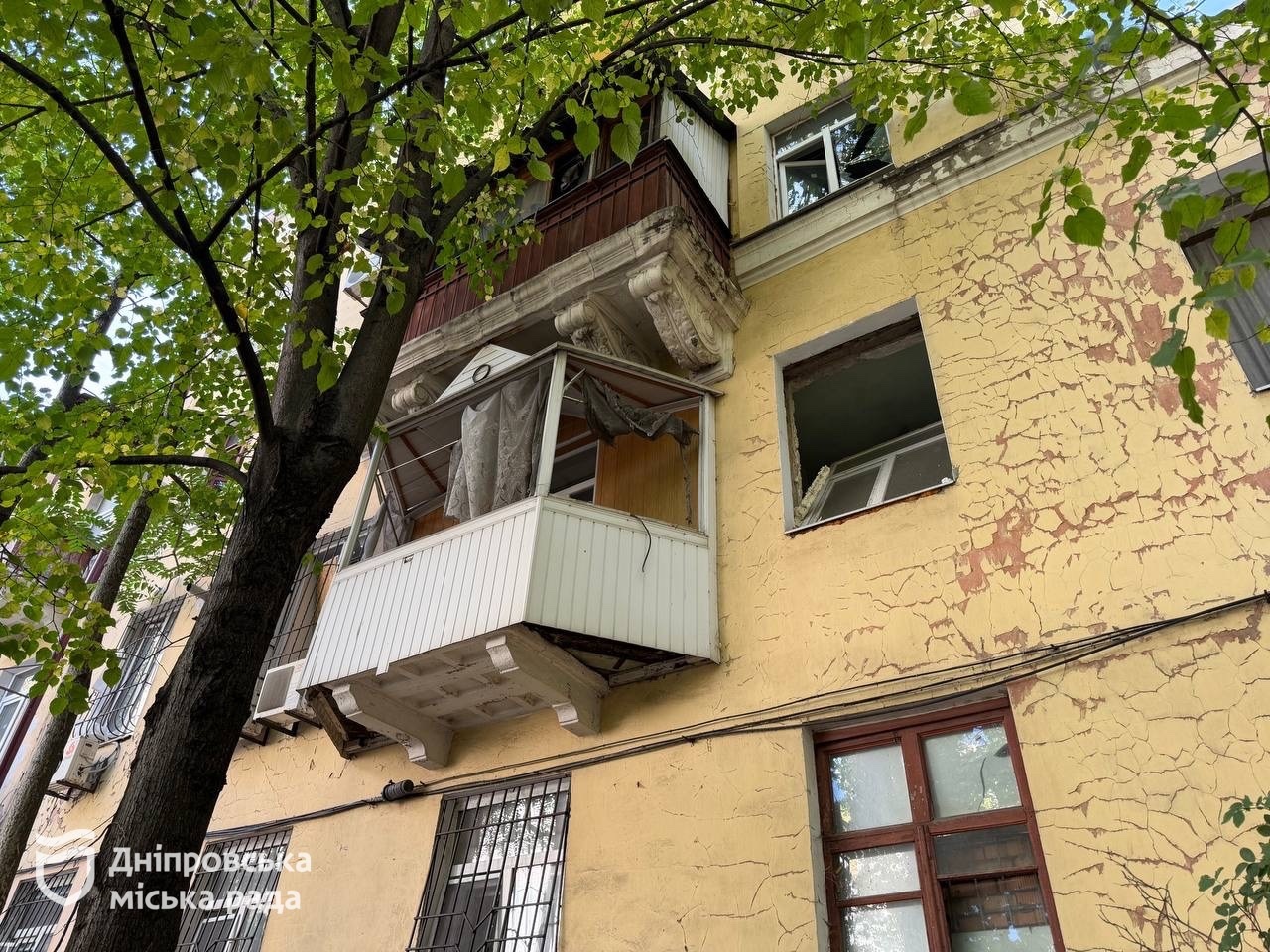 У Дніпрі через масовану атаку рф уночі проти 7 жовтня пошкоджено 16 багатоповерхівок та вибито понад 500 вікон: куди звертатися постраждалим