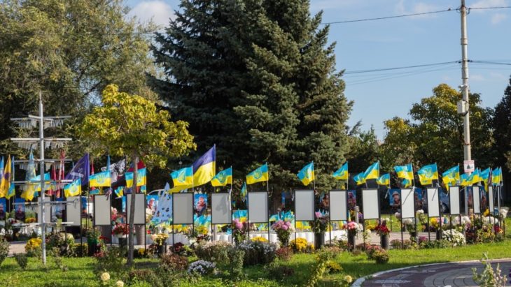 Дніпро вшановує полеглих захисників: у Новокодацькому районі на Алеї пам’яті відкрили нову частину проєкту «Історії Героїв» - 09.10.2026